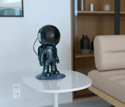 Astronaut mit Projektor und Lautsprecher