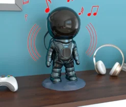 Astronaut mit Projektor und Lautsprecher