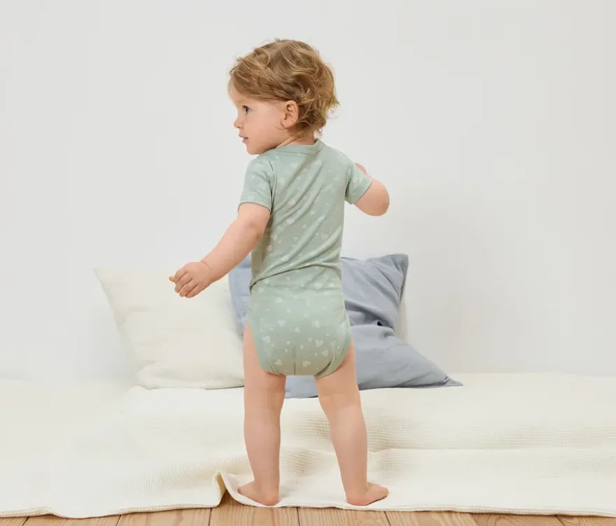 5 Baby-Bodys mit Mitwachsfunktion, Herzen