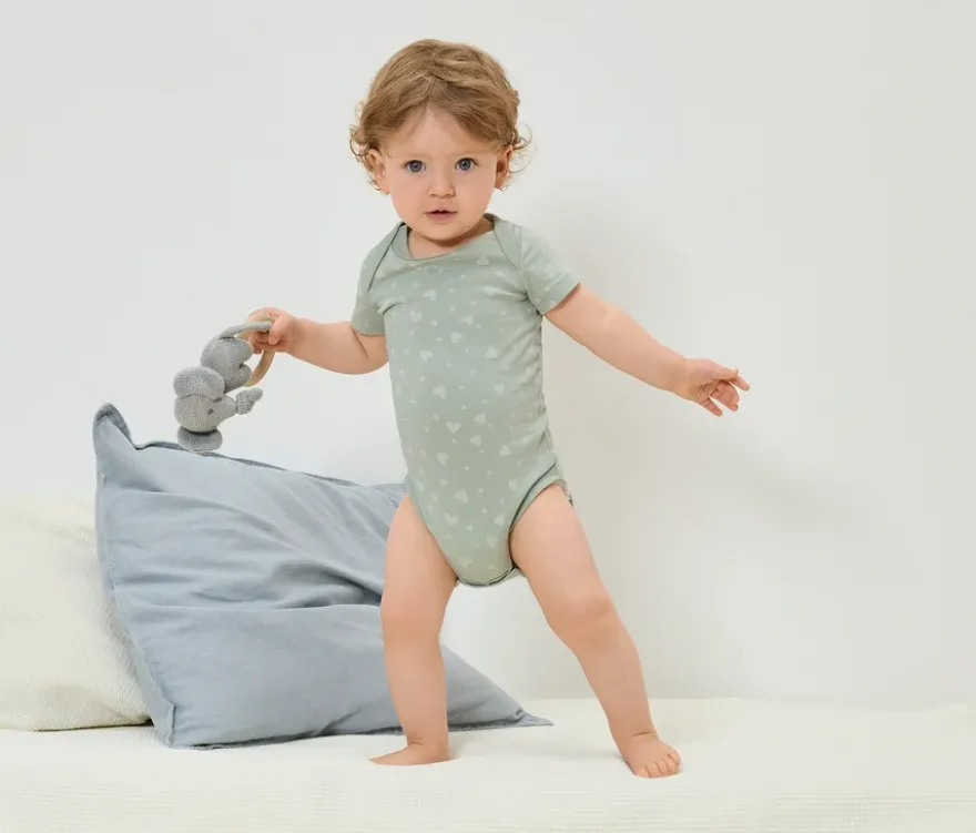 5 Baby-Bodys mit Mitwachsfunktion, Herzen