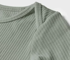 2 Baby-Langarmshirts mit Rippstruktur, hellgrün und beige