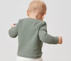 2 Baby-Langarmshirts mit Rippstruktur, hellgrün und beige