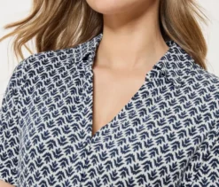 Blusenshirt mit Knopfleiste, Minimal-Alloverprint