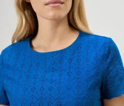 Blusenshirt mit Lochstickerei, blau