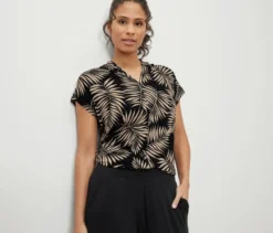 Blusenshirt mit V-Ausschnitt, Alloverprint