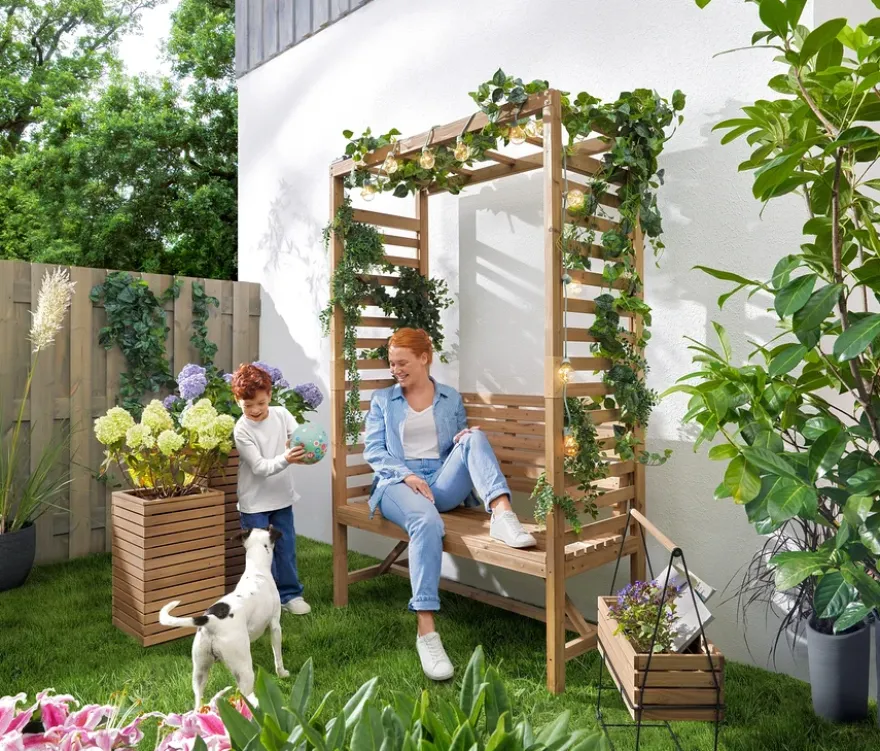 Gartenbank mit Rosenbogen