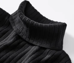 Gerippter Rollkragenpullover, schwarz