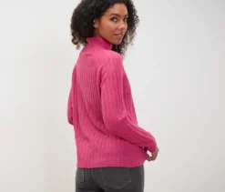 Gerippter Strickpullover mit Stehkragen