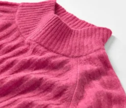 Gerippter Strickpullover mit Stehkragen