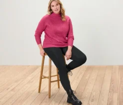 Gerippter Strickpullover mit Stehkragen
