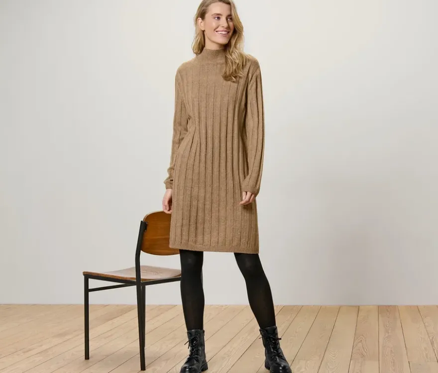 Geripptes Strickkleid mit Stehkragen