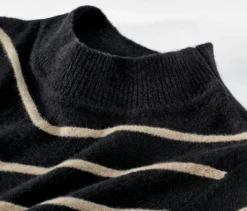 Gestreifter Strickpullover mit Stehkragen, schwarz