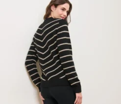 Gestreifter Strickpullover mit Stehkragen, schwarz