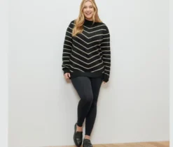 Gestreifter Strickpullover mit Stehkragen, schwarz