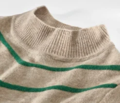 Gestreifter Strickpullover mit Stehkragen, creme