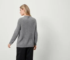 Grobstrickpullover mit Stehkragen, grau
