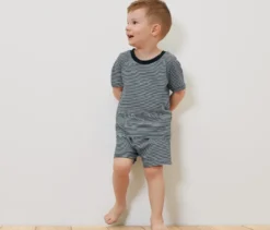 2 Kinder-Pyjamas, kurz