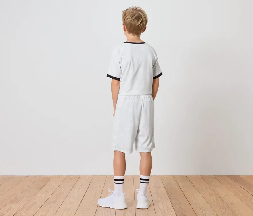 Kinder-Sportshorts im Fußballdesign