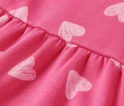 Kinder-Sweatkleid, mittelpink mit hellrosafarbenen Herzen-Alloverprint