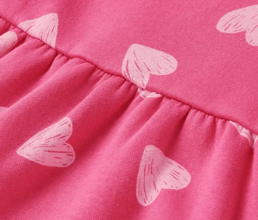 Kinder-Sweatkleid, mittelpink mit hellrosafarbenen Herzen-Alloverprint