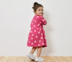 Kinder-Sweatkleid, mittelpink mit hellrosafarbenen Herzen-Alloverprint