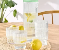 4 Kunststoff-Trinkbecher mit Krug