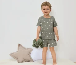 2 kurze Kinder-Pyjamas