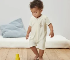 Kurzer Baby-Schlafanzug