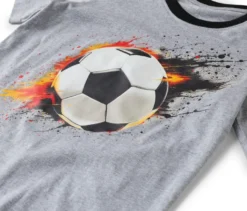 Kurzer Kinder-Pyjama im Fußballdesign