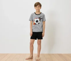 Kurzer Kinder-Pyjama im Fußballdesign