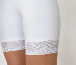 Radlershorts mit Spitzenborte, weiß