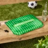 Selbstaufblasendes Sitzkissen im Fußballfeld-Design