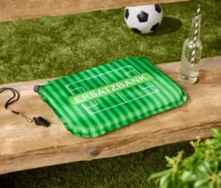 Selbstaufblasendes Sitzkissen im Fußballfeld-Design