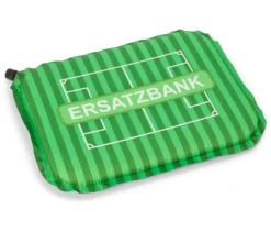 Selbstaufblasendes Sitzkissen im Fußballfeld-Design