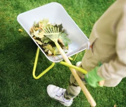 small foot Schubkarre mit Gartenwerkzeug