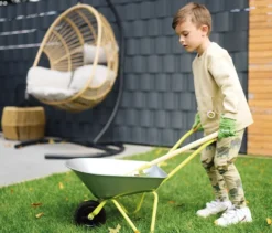 small foot Schubkarre mit Gartenwerkzeug