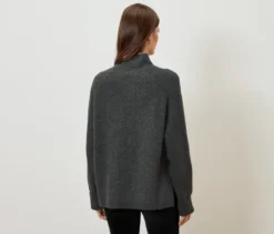 Soufflé-Yarn-Grobstrickpullover, grau