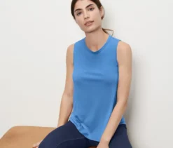 2 Sport-Tops, blau und dunkelblau