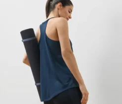2 Sport-Tops, blau und dunkelblau
