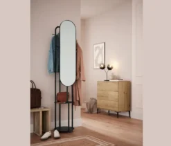 Standgarderobe mit großem Spiegel