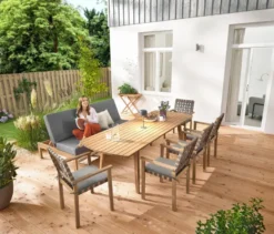 Stapelbarer Gartenstuhl mit Gurtgeflecht