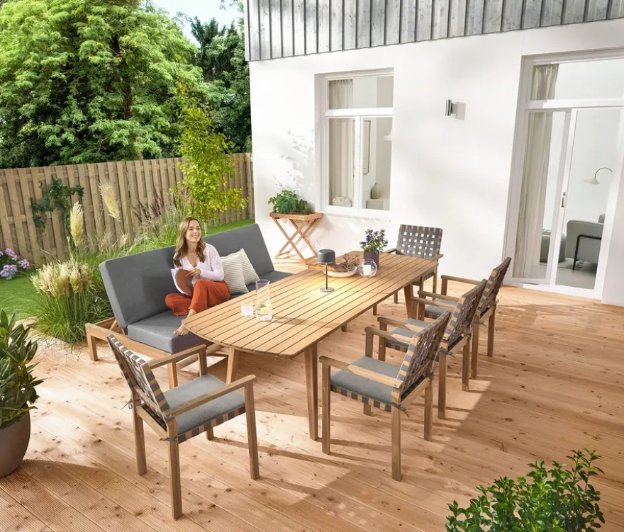 Stapelbarer Gartenstuhl mit Gurtgeflecht