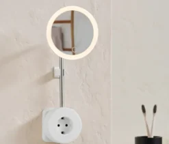 Steckdose mit LED-Kosmetikspiegel