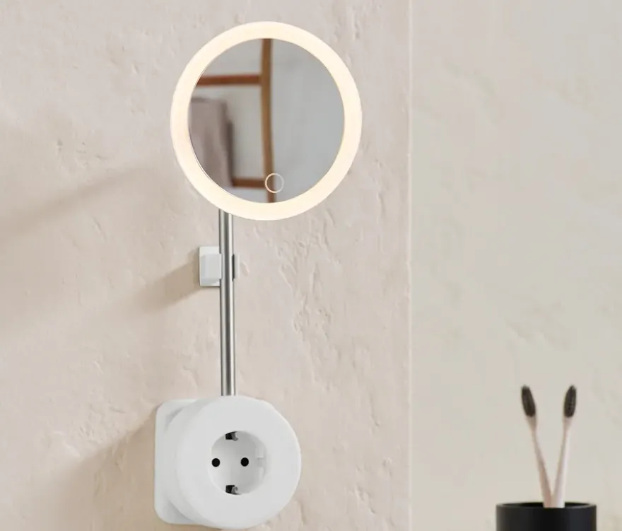 Steckdose mit LED-Kosmetikspiegel
