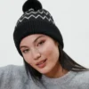 Strickmütze mit Bommel