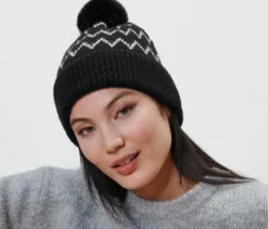 Strickmütze mit Bommel