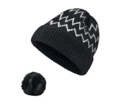 Strickmütze mit Bommel