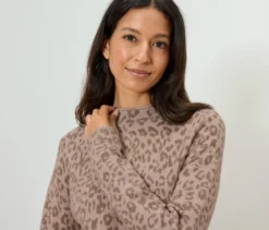 Strickpullover mit Stehkragen, beige meliert mit hellbraunem Leo-Alloverprint