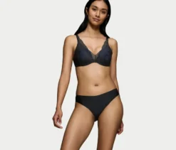 Triumph Body Makeup Illusion Lace Bügel-BH, Black denim