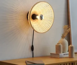 Wandleuchte mit Bambusschirm